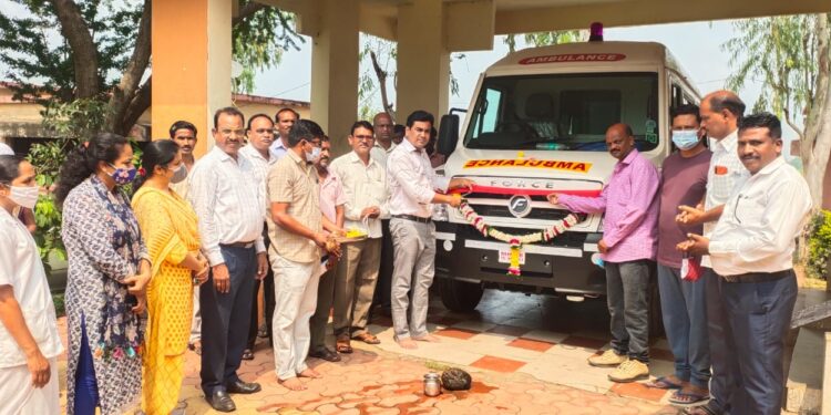 वावडी प्राथमिक आरोग्य केंद्रात नवीन अत्याधुनिक रुग्णवाहीचे जि.प सदस्य अजित नाईक यांच्या हस्ते लोकार्पण