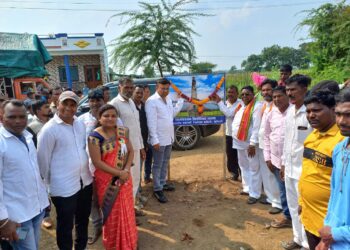 कोपर्ली येथे एकलव्य आदिवासी युवा संघटनेचे फलक उद्योजक किरण तडवी यांच्या हस्ते अनावरण