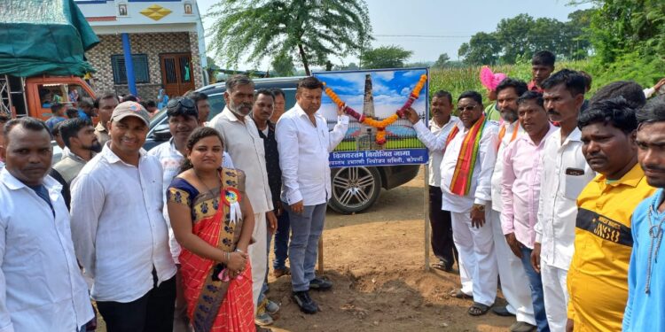 कोपर्ली येथे एकलव्य आदिवासी युवा संघटनेचे फलक उद्योजक किरण तडवी यांच्या हस्ते अनावरण