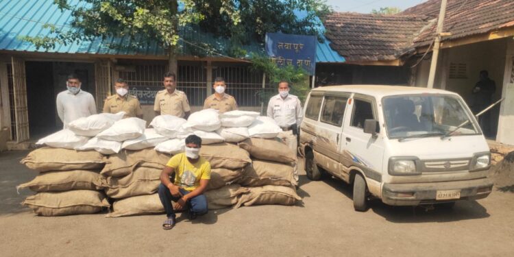 नवापूर येथे सव्वा चार लाखाचा गुटखा जप्त एकाला अटक,नवापूर पोलीसांची कारवाई