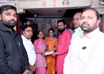 भाजपा युवा मोर्चातर्फे अपघातात मृत्यू पावलेल्या युवा मोर्चाच्या 2 पदाधिकाऱ्यांच्या कुटुंबियांना आर्थिक मदत