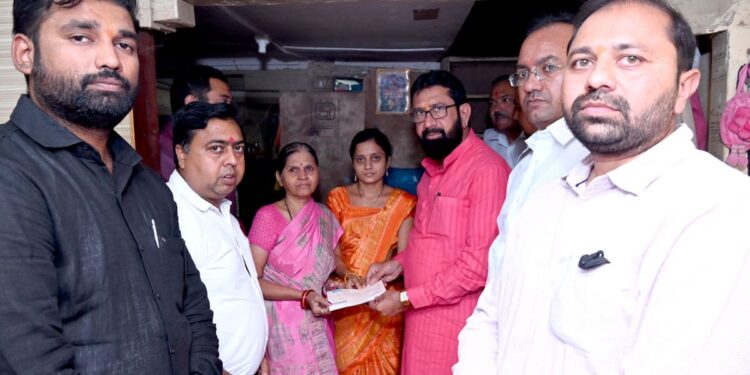 भाजपा युवा मोर्चातर्फे अपघातात मृत्यू पावलेल्या युवा मोर्चाच्या 2 पदाधिकाऱ्यांच्या कुटुंबियांना आर्थिक मदत