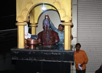 वर्षपूर्ती निमित्ताने शिवछत्रपती स्मारकावर वेदमंत्रांनी सामूहिक अभिषेक- पूजन