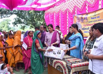 धनाजे बुद्रुक येथे खा. डॉ.हिना गावीत यांच्या हस्ते प्रधानमंत्री उज्ज्वला योजनेंतर्गत  १ हजार ५०० लाभार्थ्यांना गॅस वाटप