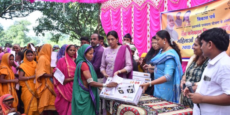 धनाजे बुद्रुक येथे खा. डॉ.हिना गावीत यांच्या हस्ते प्रधानमंत्री उज्ज्वला योजनेंतर्गत  १ हजार ५०० लाभार्थ्यांना गॅस वाटप