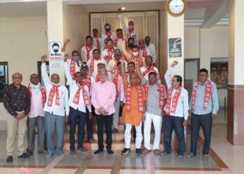 स्वाभिमानी शेतकरी संघटनेच्या शेकडो कार्यकर्त्यांच्या माजी आमदार चंद्रकांत रघुवंशी यांच्या उपस्थीतीत शिवसेनेत प्रवेश