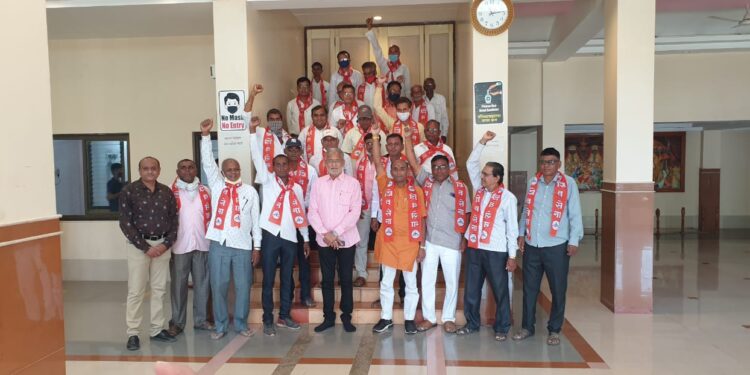 स्वाभिमानी शेतकरी संघटनेच्या शेकडो कार्यकर्त्यांच्या माजी आमदार चंद्रकांत रघुवंशी यांच्या उपस्थीतीत शिवसेनेत प्रवेश