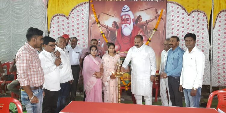 नंदुरबार येथे महर्षी वाल्मिक ऋषी प्रवेशद्वाराचे माजी आमदार चंद्रकांत रघुवंशी यांच्या हस्ते उद्घाटन