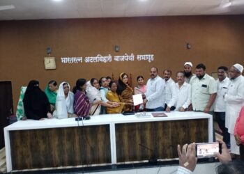 तर नगरसेवकांचे सदस्यत्व रद्द करा , नंदुरबार येथील सत्ताधारी गटाच्या नगराध्यक्षांसह सर्व नगरसेवकांचे जिल्हाधिकारी यांना निवेदन