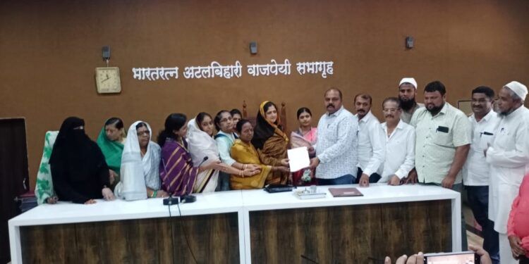 तर नगरसेवकांचे सदस्यत्व रद्द करा , नंदुरबार येथील सत्ताधारी गटाच्या नगराध्यक्षांसह सर्व नगरसेवकांचे जिल्हाधिकारी यांना निवेदन