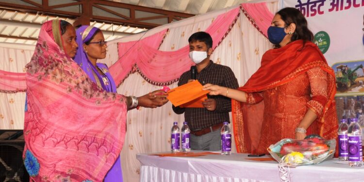 नागरिकांनी केंद्र व राज्य पुरस्कृत योजनांचा लाभ घ्यावा: जिल्हाधिकारी मनीषा खत्री
