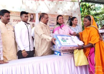 नवापूर येथे उज्वला योजने अंतर्गत  ६४३ लाभार्थीना खा. डॉ. हिना गावित यांच्या हस्ते गँस शेगडी वाटप
