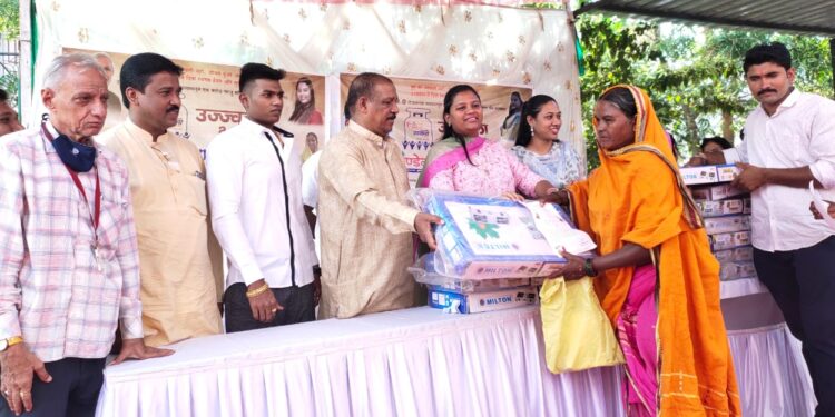 नवापूर येथे उज्वला योजने अंतर्गत  ६४३ लाभार्थीना खा. डॉ. हिना गावित यांच्या हस्ते गँस शेगडी वाटप