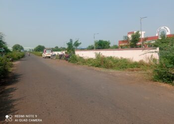 नंदुरबार- भालेर वाहतुकीस अडथळा ठरणारा ‘तो’ ट्रक काही तासातच पोलीस ठाण्याच्या कंपाउंड मध्ये हलवला