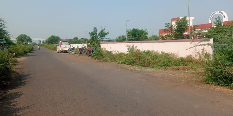 नंदुरबार- भालेर वाहतुकीस अडथळा ठरणारा ‘तो’ ट्रक काही तासातच पोलीस ठाण्याच्या कंपाउंड मध्ये हलवला