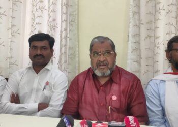 आयकर आणि ईडी कार्यकर्ते असल्यासारखे वागत असुन महाराष्ट्रात सध्या राजकीय टोळी युद्धसुरु असल्याने  शेतक़र्‍यांची वाताहात झाली : मा.खा.राजु शेट्टी