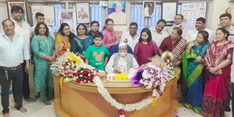 माजी केंद्रीय गृहराज्यमंत्री माणिकराव गावित यांच्या वाढदिवस साध्या पद्धतीने साजरा, हितचिंतकांचा शुभेच्छांच्या वर्षाव