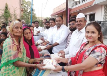 शिवसेना जिल्हाप्रमुख डॉ.विक्रांत मोरेंनी केली गरिबांची दिवाळी गोड, रायलाल नगरात मोफत साखर वाटप