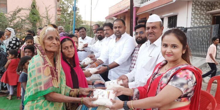 शिवसेना जिल्हाप्रमुख डॉ.विक्रांत मोरेंनी केली गरिबांची दिवाळी गोड, रायलाल नगरात मोफत साखर वाटप