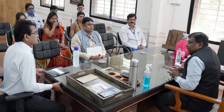 स्वातंत्र्याचा अमृत महोत्सव  व  विविध शासकीय उपक्रमांच्या प्रसिद्धीचे व्यापक नियोजन करावे :  माहिती जनसंपर्क सचिव डॉ. दिलीप पांढरपट्टे