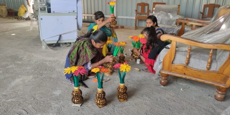 सातपुड्याच्या पायथ्याशी शेकडो हातांना मिळाला रोजगार, बांबूपासून बनविलेल्या आकर्षक वस्तू पोहचल्या बाजारात; झिरी बनतेय बांबूचे आगार