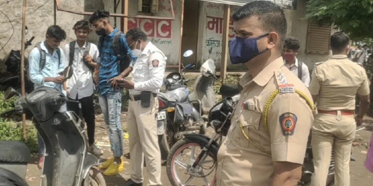 नवापूर येथे शंभर बेशिस्त वाहनधारकांवर पोलिसांची कारवाई