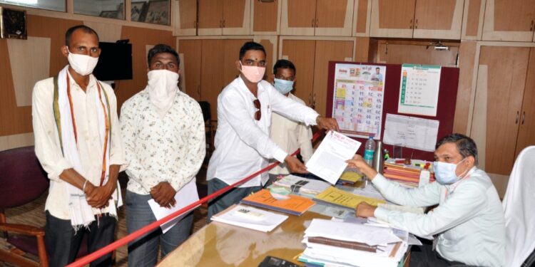 लखीमपूर खिरी घटनेच्या दोर्षींवर कारवाई करा प्रहार शेतकरी संघटनेतर्फे निवेदनाव्दारे मागणी