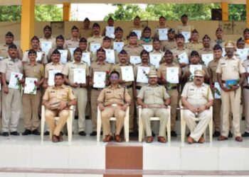 नंदुरबार जिल्हा पोलीस दलातील उत्कृष्ट कर्तव्य बजावणाऱ्या ३८ पोलीस अमंलदारांचा पोलीस अधीक्षक पी . आर . पाटील यांच्या हस्ते गौरव