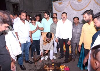 महर्षी नवल स्वामी महाराज प्रवेशद्वाराचे भाजपा जिल्हाध्यक्ष विजय  चौधरी, मा.आ.शिरीष  चौधरी यांच्या हस्ते भूमिपूजन