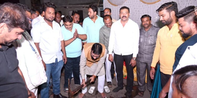 महर्षी नवल स्वामी महाराज प्रवेशद्वाराचे भाजपा जिल्हाध्यक्ष विजय चौधरी, मा.आ.शिरीष चौधरी यांच्या हस्ते भूमिपूजन