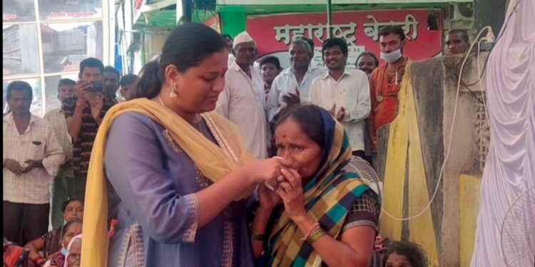 खासदार डॉ.हिना गावित यांच्या आश्वासनानंतर पिंगाणे येथील उपोषणकर्त्यांनी उपोषण सोडले