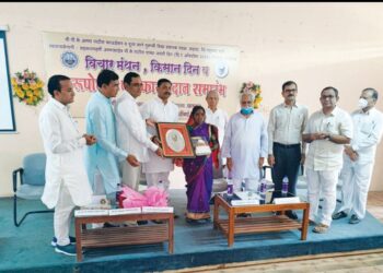 शहाद्यात संस्थास्तरावर खामगाव येथील टिळक राष्ट्रीय विद्यालयाला  तर बीजमाता पद्मश्री राहीबाई पोपेरे यांना पुरुषोत्तम पुरस्कार प्रदान