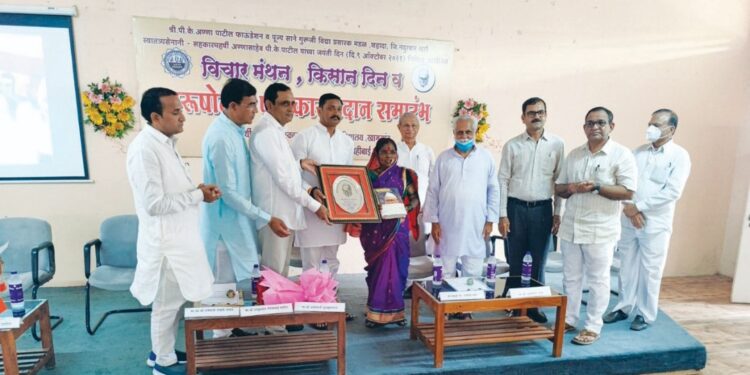 शहाद्यात संस्थास्तरावर खामगाव येथील टिळक राष्ट्रीय विद्यालयाला तर बीजमाता पद्मश्री राहीबाई पोपेरे यांना पुरुषोत्तम पुरस्कार प्रदान