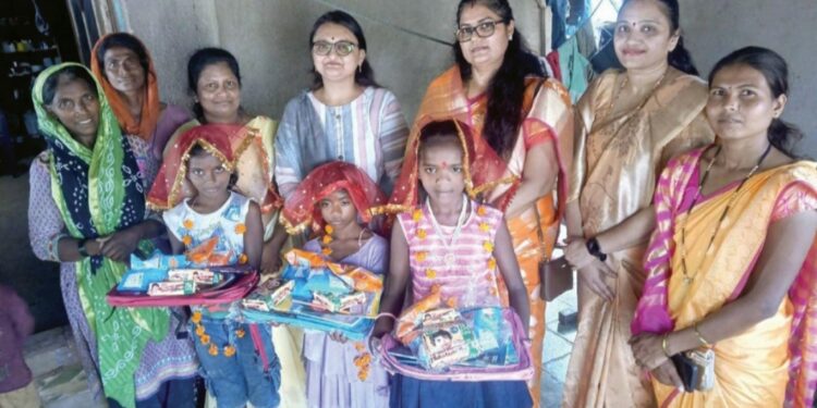 नवापुरात शाळकरी विद्यार्थिनींचा भाजपा महिला आघाडीतर्फे गौरव