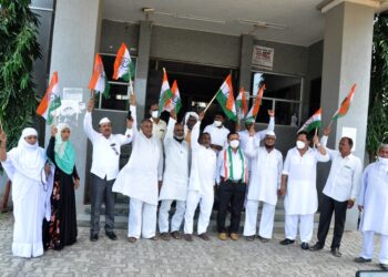 नंदुरबार वगळता जिल्ह्यात कडकडीत बंद, जिल्हा कॉंग्रेस कमिटीतर्फे जिल्हाधिकारी कार्यालयाबाहेर निदर्शन