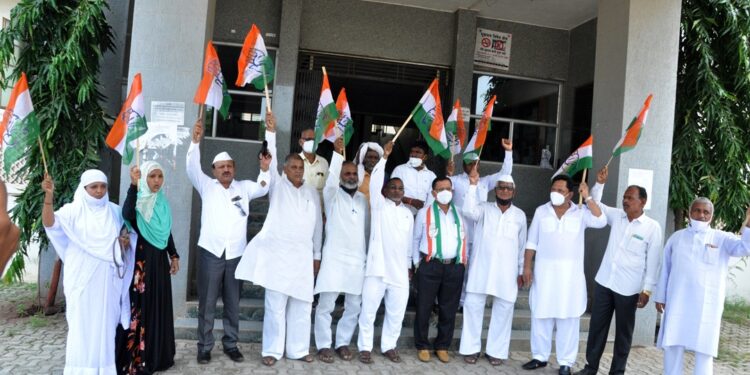 नंदुरबार वगळता जिल्ह्यात कडकडीत बंद, जिल्हा कॉंग्रेस कमिटीतर्फे जिल्हाधिकारी कार्यालयाबाहेर निदर्शन