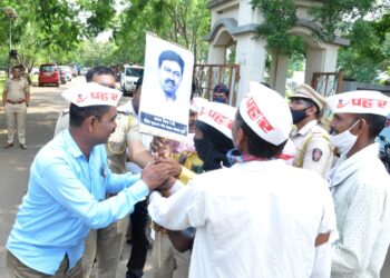 नंदुरबार येथे प्रहार संघटनेतर्फे जोडे मारो आंदोलन