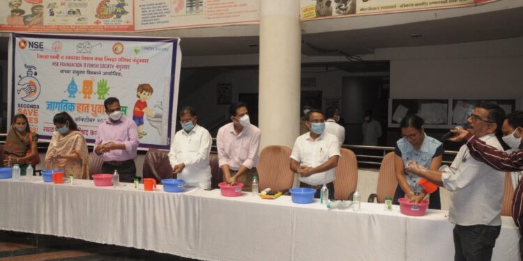 जिल्हा परिषदेत जागतिक हात धुवा दिनानिमित्त प्रात्यक्षिक