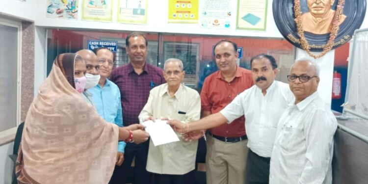 दि.हस्ती बँकेतर्फे प्रधानमंत्री आवास योजनेच्या गृहकर्जधारकांना अनुदान पत्राचे वाटप