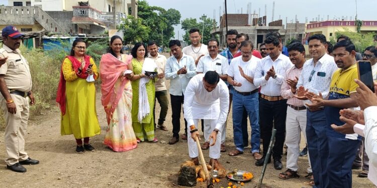 शहादा येथील पंचशील परिसरात आमदार राजेश पाडवी यांच्या हस्ते काँक्रिटीकरण रस्त्याचे भुमिपुजन
