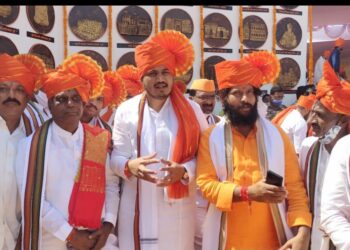 नंदुरबारच्या कमलेश चौधरींना उपस्थितीच्या मान, आ.रोहित पवारांची संकल्पना; जगातील उंच भगव्या ध्वजाची प्रतिष्ठापना