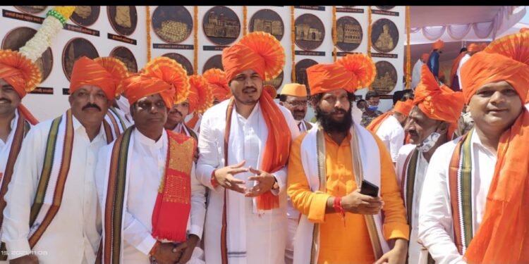 नंदुरबारच्या कमलेश चौधरींना उपस्थितीच्या मान, आ.रोहित पवारांची संकल्पना; जगातील उंच भगव्या ध्वजाची प्रतिष्ठापना