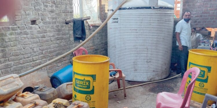 हॉटेलात सापडले ५०० लिटर बनावट इंधन ऑईल, एकाविरुद्ध कारवाई,