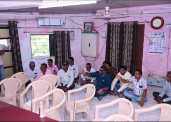 वीज बिल वसुली थांबवण्याच्या मागणीसाठी स्वाभिमानी शेतकरी संघटनेतर्फे तीन तास ठिय्या आंदोलन