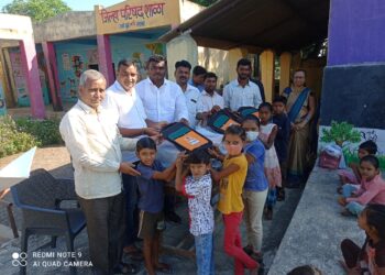 नंदुरबार शिवसेना उपतालुका प्रमुख सागर साळुंखे यांच्या वाढदिवसानिमित्त १२० विद्यार्थ्यांना शालेय साहित्य वाटप