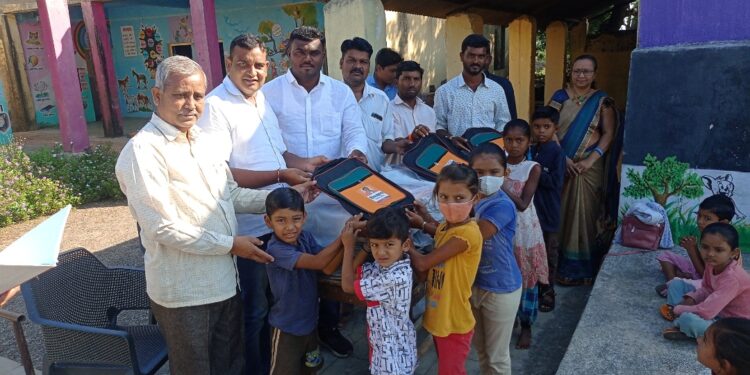 नंदुरबार शिवसेना उपतालुका प्रमुख सागर साळुंखे यांच्या वाढदिवसानिमित्त १२० विद्यार्थ्यांना शालेय साहित्य वाटप