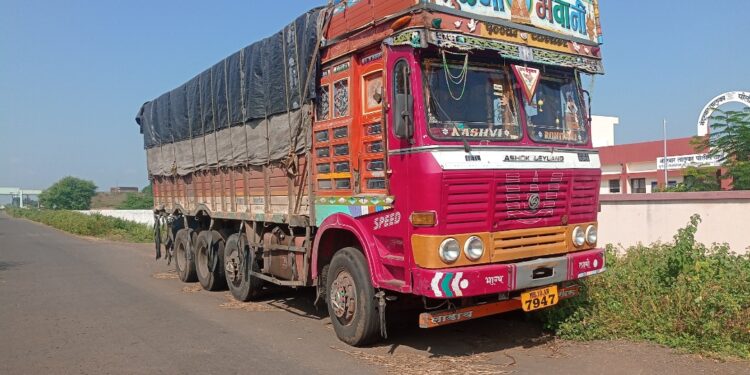 पोलिसांच्या आडमुठे धोरणामुळे रहदारीस होतोय अडथळा, अपघाताला मिळतेय निमंत्रण, तक्रार करायची तरी कुणाकडे ?