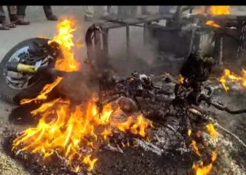 शहादा येथे पेट्रोल दरवाढीचा कंटाळून विकत घेतलेली इलेक्ट्रिक दुचाकी जळून झाली खाक