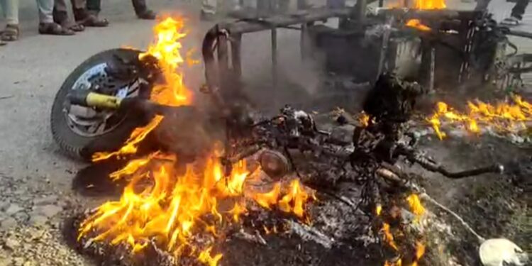 शहादा येथे पेट्रोल दरवाढीचा कंटाळून विकत घेतलेली इलेक्ट्रिक दुचाकी जळून झाली खाक