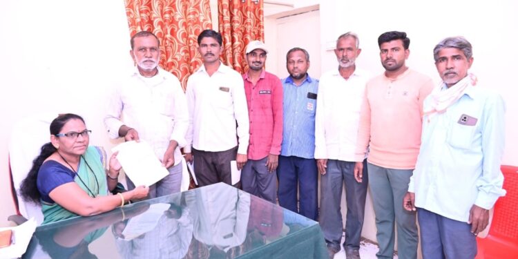 वावद गवळी समाजातर्फे स्मशानभूमी जागेसाठी प्रशासनाला निवेदन